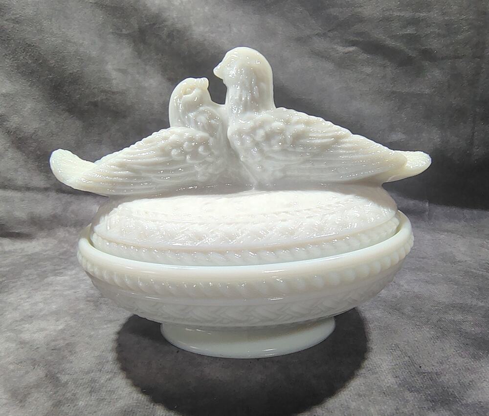 Vintage Westmoreland LOVE BIRDS Covered Dish White Milk Glass Doves on Nest